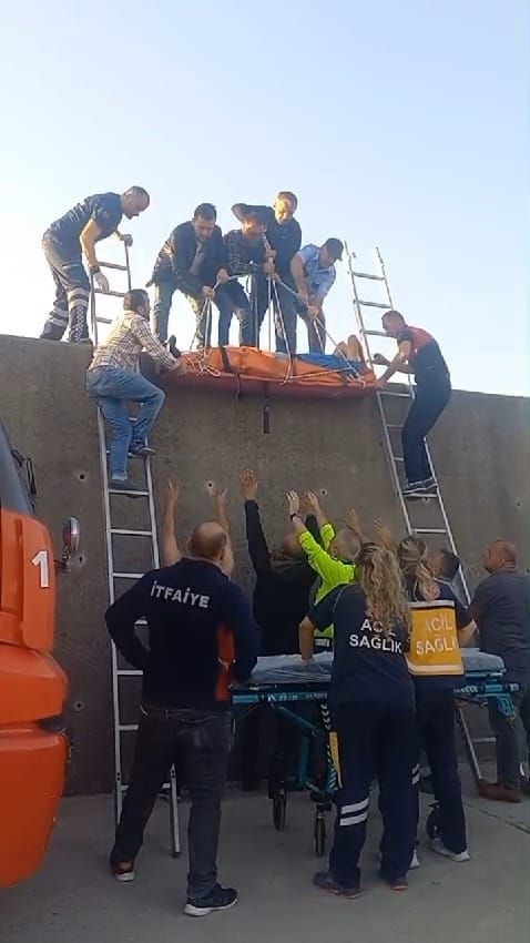 Barınakta düşen balıkçı, beton bloklara sıkıştı - Resim: 3
