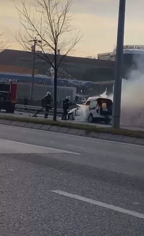 Seyir halindeki hafif ticari araç alev alev yandı - Resim: 3