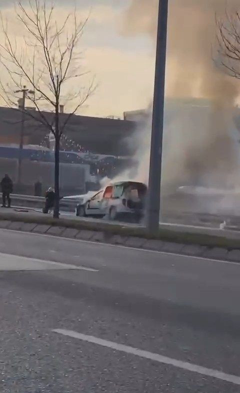 Seyir halindeki hafif ticari araç alev alev yandı - Resim: 4