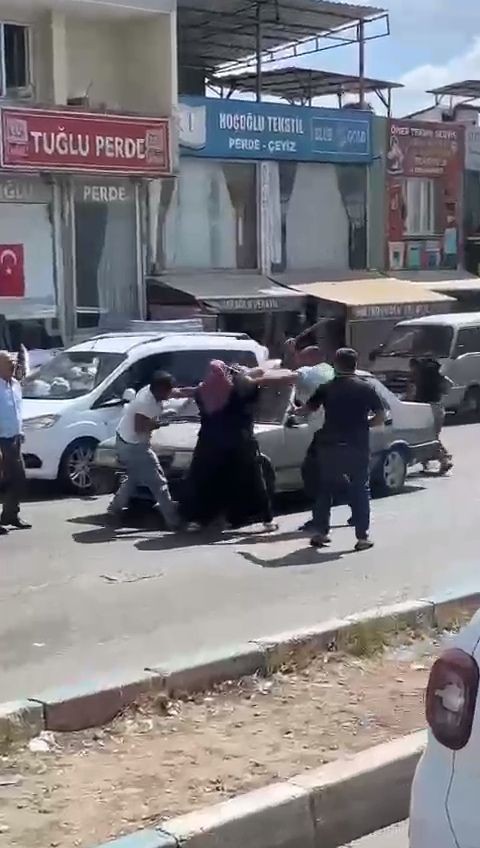 Trafikteki sopalı kavgaya kadınlar da karıştı - Resim: 4