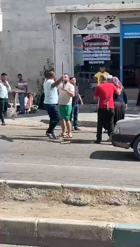 Trafikteki sopalı kavgaya kadınlar da karıştı - Resim: 1