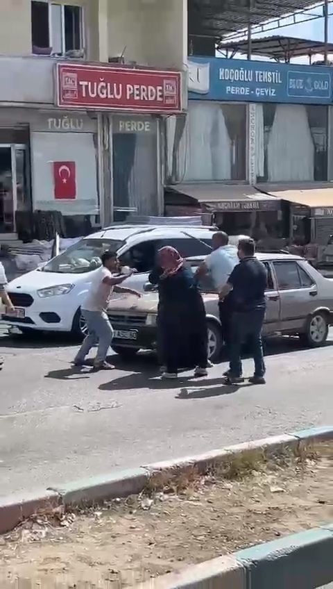 Trafikteki sopalı kavgaya kadınlar da karıştı - Resim: 2