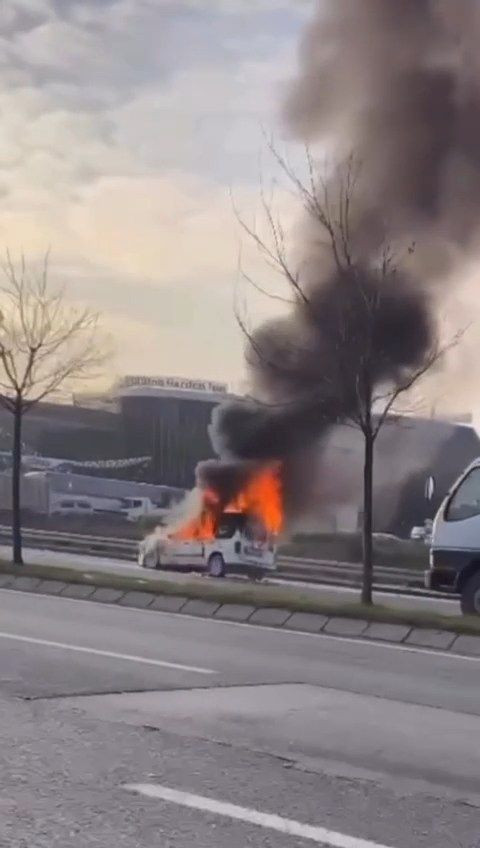 Seyir halindeki hafif ticari araç alev alev yandı - Resim: 1