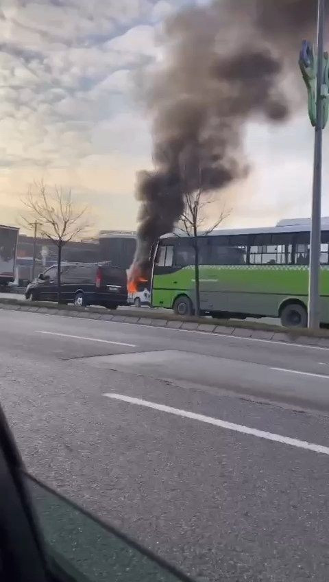 Seyir halindeki hafif ticari araç alev alev yandı - Resim: 2