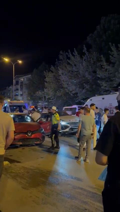 3 otomobilin karıştığı zincirleme kazada 4 kişi yaralandı - Resim: 2