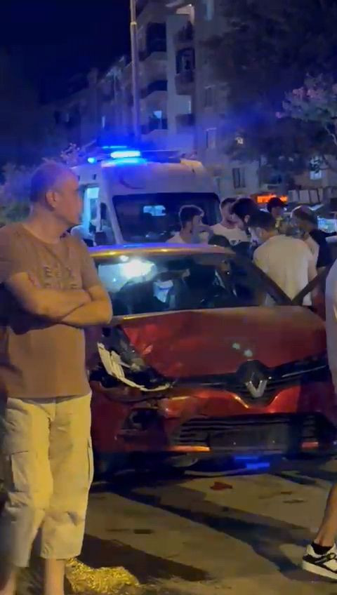 3 otomobilin karıştığı zincirleme kazada 4 kişi yaralandı - Resim: 3