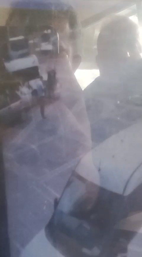 Otomobil, park halindeki 2 araç ile yayalara çarptı: 1 ölü, 3 yaralı - Resim: 4