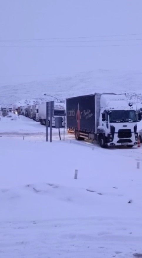 Kar yağışı Sivas’ı esir aldı, birçok karayolu ulaşıma kapatıldı - Resim: 1