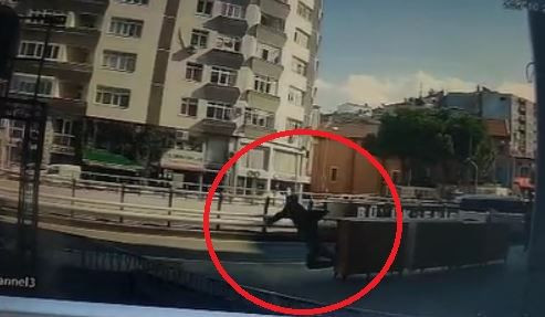 Polisten kaçarken düşüp yakalandı, üzerinden uyuşturucu madde çıktı - Resim: 1