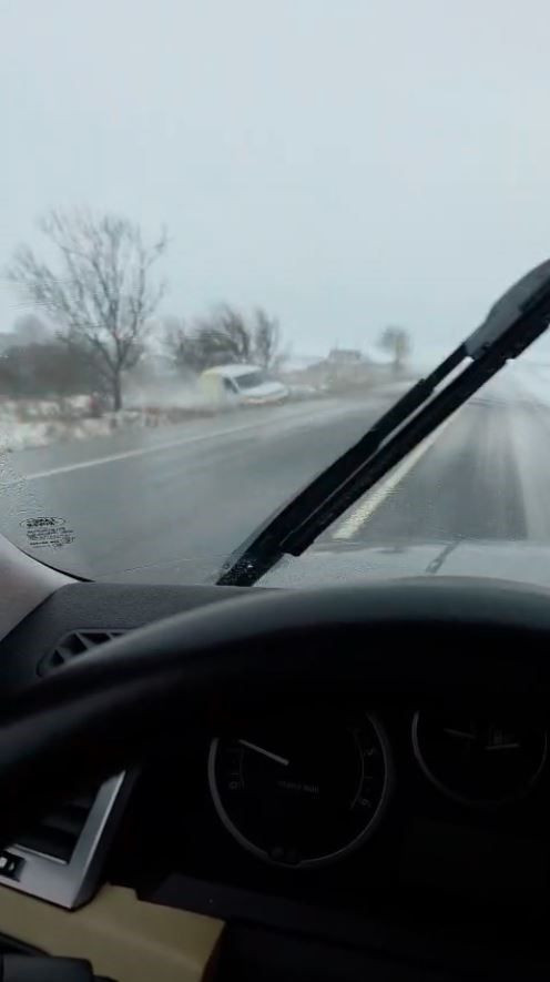 Arnavutköy'de kontrolden çıkan araç çayırlık alana uçtu: Kaza anı kamerada - Resim: 3