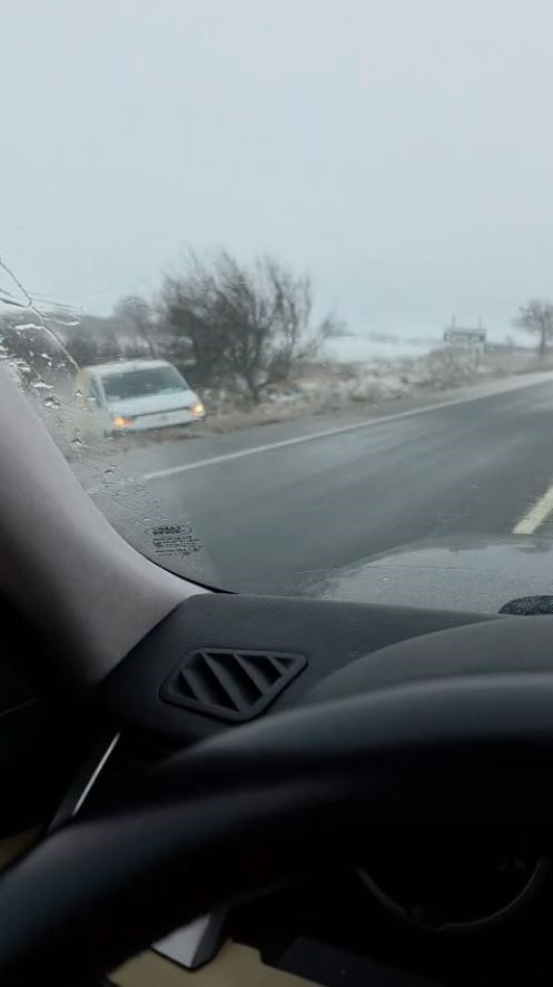 Arnavutköy'de kontrolden çıkan araç çayırlık alana uçtu: Kaza anı kamerada - Resim: 1