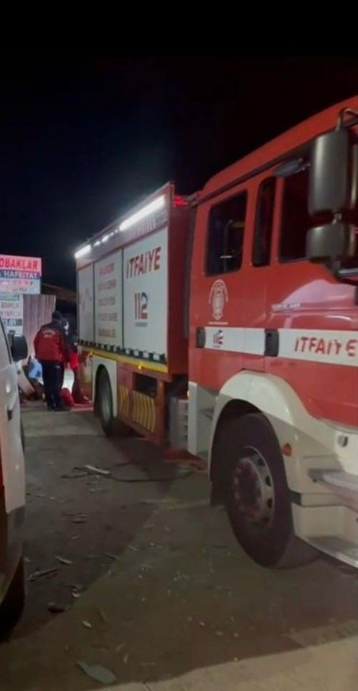 Su pompası deliğine düşen yavru kediyi itfaiye kurtardı - Resim: 2