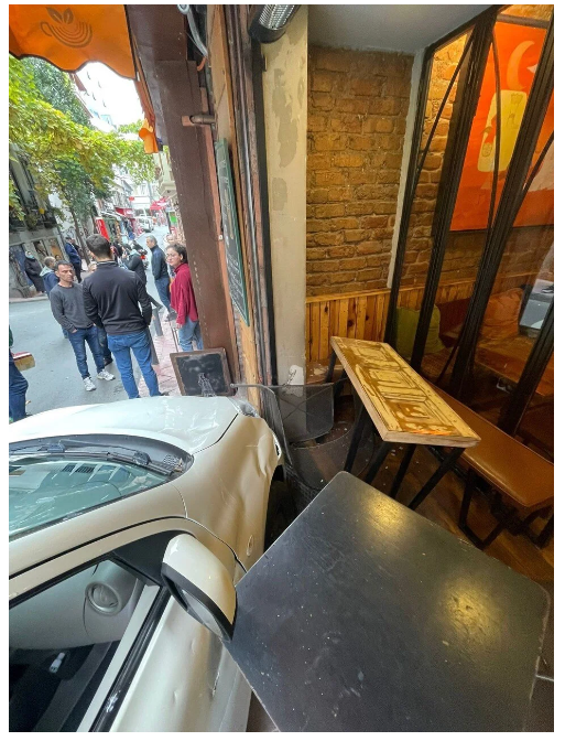 Taksim'de korku dolu anlar! Oyuncu Ayten Soykök aracıyla yayaların arasına daldı - Resim : 1