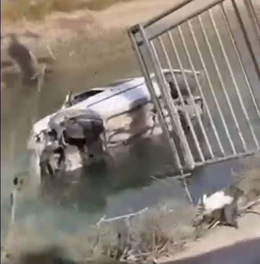Hafif ticari aracın sulama kanalına düştüğü kaza kamerada - Resim: 1