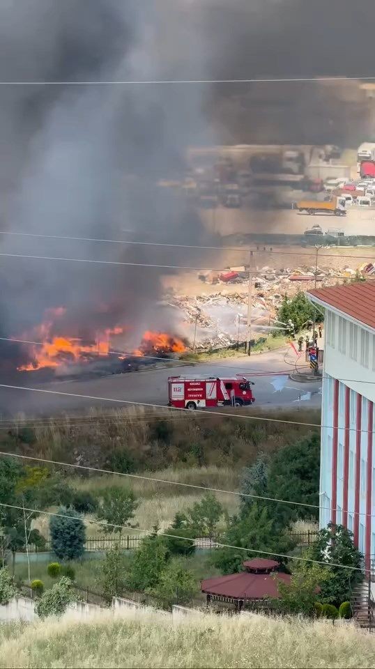 Kocaeli'de çöp ayrıştırma tesisinde yangın - Resim: 1