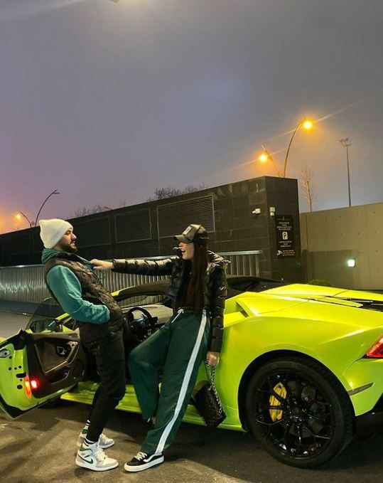 Selin Ciğerci ve Gökhan Çıra'nın otomobilli pozuna 'Yağ olmuş 100 TL' yorumu - Resim : 1