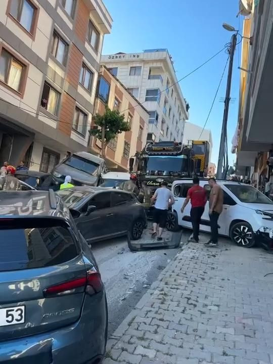 Ortalık savaş alanına döndü! Kontrolden çıkan vinç 18 araca çarptı - Resim: 2