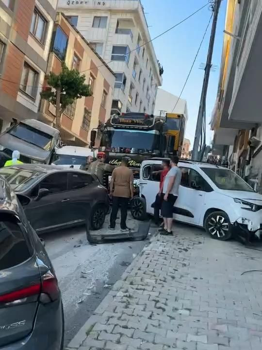 Ortalık savaş alanına döndü! Kontrolden çıkan vinç 18 araca çarptı - Resim: 3