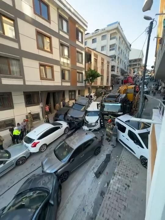 Ortalık savaş alanına döndü! Kontrolden çıkan vinç 18 araca çarptı - Resim: 1
