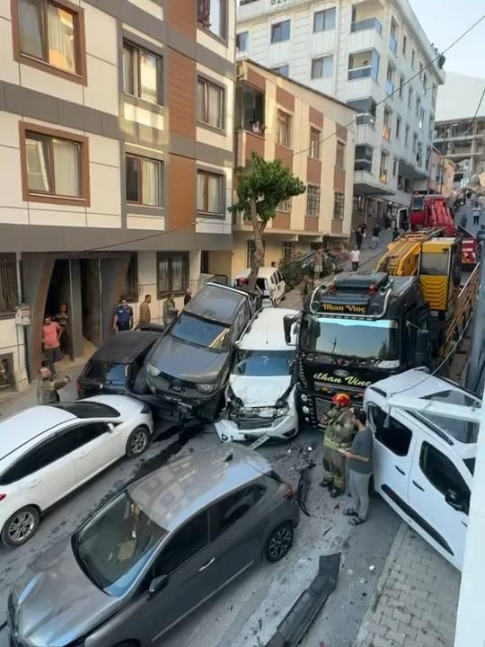 Ortalık savaş alanına döndü! Kontrolden çıkan vinç 18 araca çarptı - Resim: 4