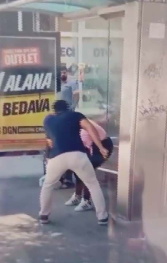 Komşusunun kızını otobüs durağında tornavida ile yaraladı - Resim: 1