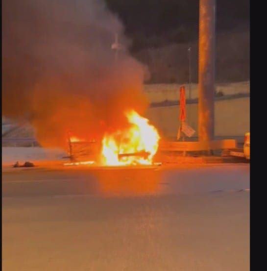 Çarpışan iki otomobilden birinin yandığı kaza kamerada - Resim: 3