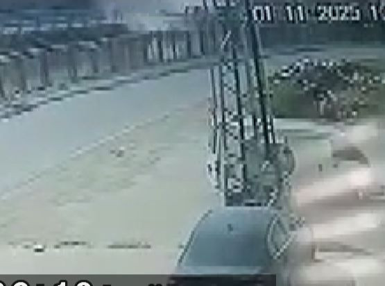 Hafif ticari aracın sulama kanalına düştüğü kaza kamerada - Fotoğraf: 4
