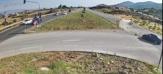 2 otomobilin karıştığı kazada 1'i çocuk 5 kişi yaralandı - Resim: 4