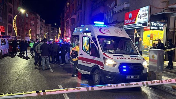 Bir evde 2'si kadın 3 kişi silahla vurulmuş halde bulundu