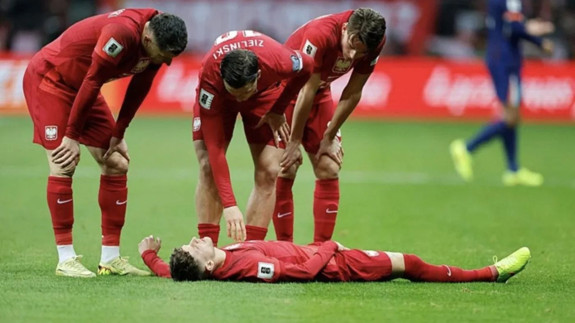 Milli maçta sakatlandı, oyuna devam edemedi