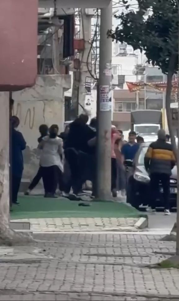 Mersin’de sokak ortasında taşlı sopalı kavga kamerada - Resim: 1
