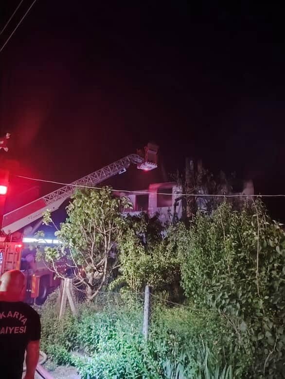Sakarya’da 2 katlı ev yangında küle döndü - Resim: 1