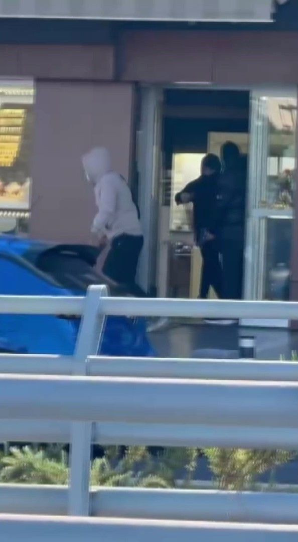 İstanbul'un göbeğinde silahlı soygun girişimi: Silahlar patladı - Resim: 2