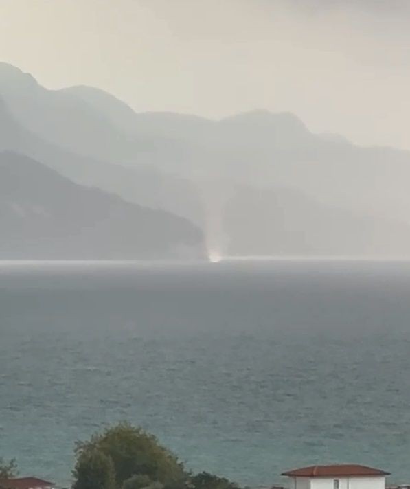 Cide'de deniz üzerindeki 'hortum' kamerada - Resim: 1
