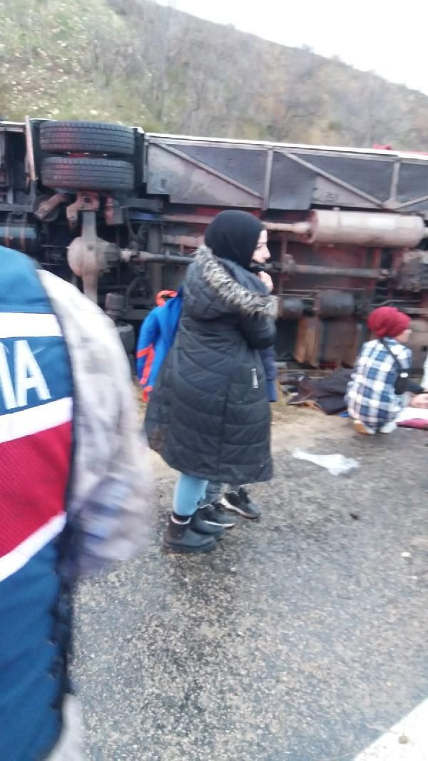 Amasya’da tur midibüsü devrildi: 27 yaralı - Resim: 2