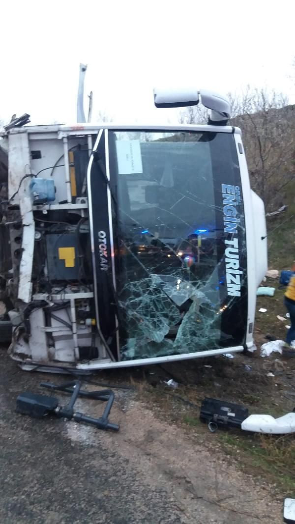 Amasya’da tur midibüsü devrildi: 27 yaralı - Resim: 3