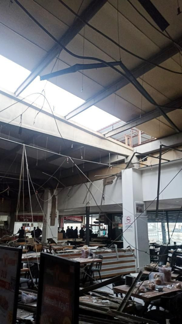 Afyonkarahisar- İzmir karayolunda restoranın asma tavanı çöktü; 11 yaralı - Resim: 1
