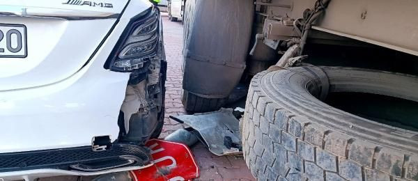 Mardin'de TIR, 3 araca ve 1 iş yerine çarptı; 3 yaralı - Resim: 1