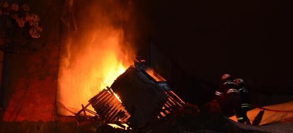 Erzurum'da 60 yıllık evdeki yangın korkuttu - Resim: 3