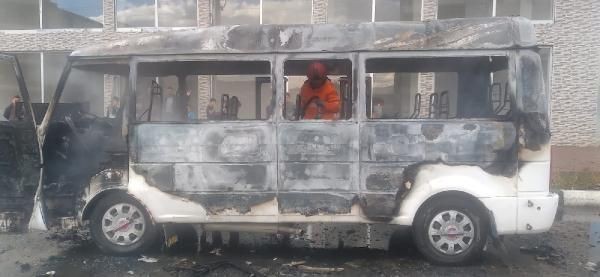 Elektrik kontağından çıkan yangında minibüs hurdaya döndü - Resim: 2