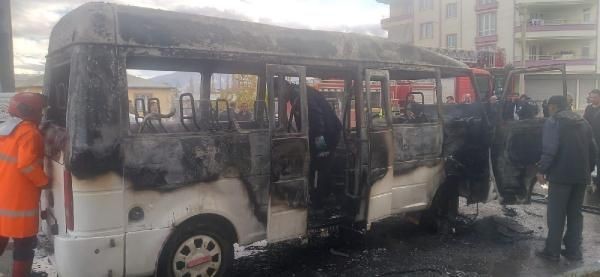 Elektrik kontağından çıkan yangında minibüs hurdaya döndü - Resim: 3
