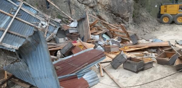 Gümüşhane’de kuvvetli rüzgar; evlerin çatısı uçtu - Resim: 2