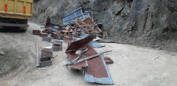 Gümüşhane’de kuvvetli rüzgar; evlerin çatısı uçtu - Resim: 4