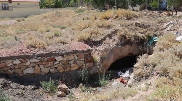 Kırşehir'de belediye işçileri kazı yaparken mağara buldu - Resim: 3