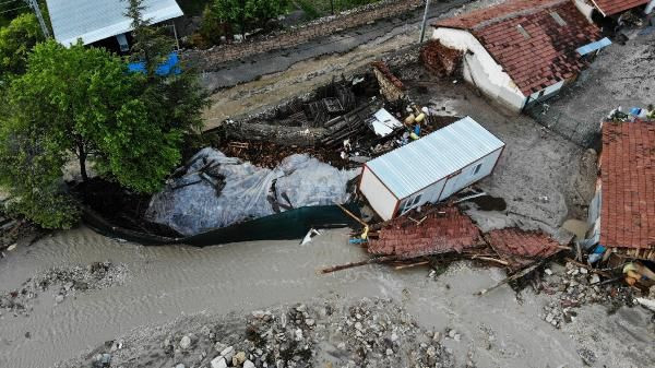 Eskişehir'de günlük yaşam felç oldu! Sel suları 3 evi yıktı - Resim: 4