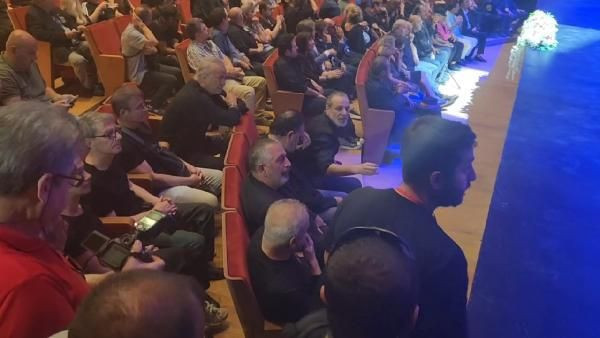 Özkan Uğur'a veda günü... AKM'de gözyaşlarıyla uğurlandı - Resim : 3