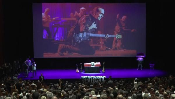 Özkan Uğur'a veda günü... AKM'de gözyaşlarıyla uğurlandı - Resim : 2