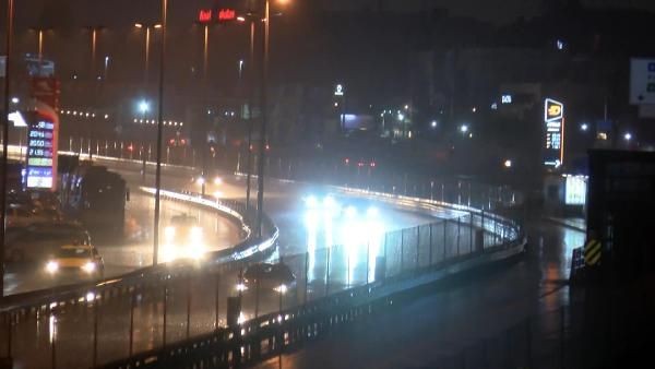 İstanbul'da şiddetli sağanak yağış - Resim: 2
