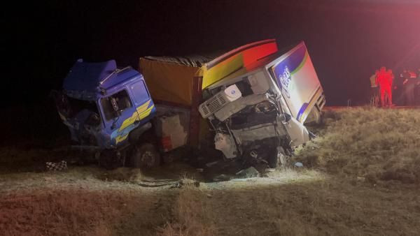 Eskişehir’de TIR ile kamyonet kafa kafaya çarpıştı; 2 ölü, 2 yaralı - Resim: 2