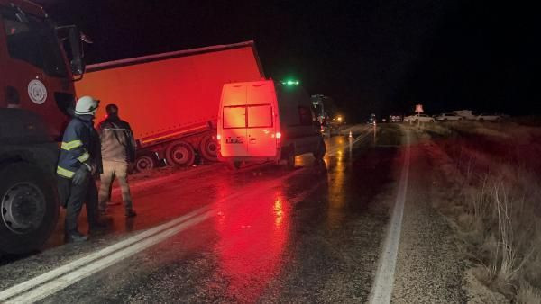 Eskişehir’de TIR ile kamyonet kafa kafaya çarpıştı; 2 ölü, 2 yaralı - Resim: 1